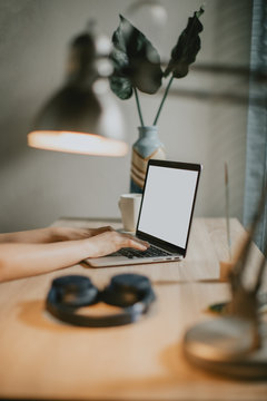 Trabajando Desde Casa En Un Escritorio