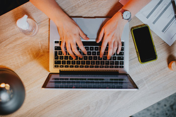 Trabajando desde casa en un escritorio