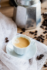 Tasse de café expresso en porcelaine blanche et grains de café