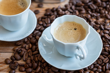 Tasse de café expresso en porcelaine blanche et grains de café