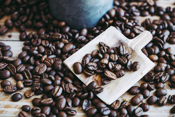 Grains de café dans une cuillère en bois