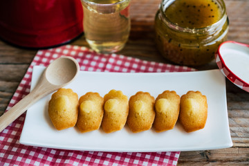 Mini madeleines et confitures de kiwi pour le goûter
