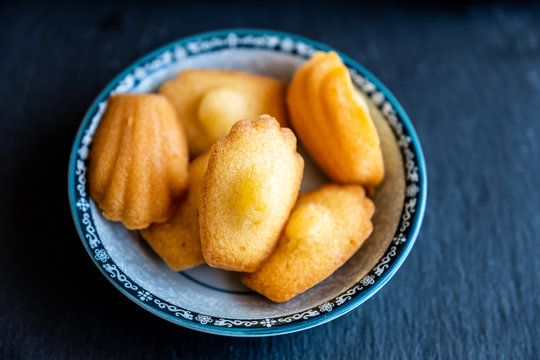 Petites madeleines dans un bol en gr&egrave;s