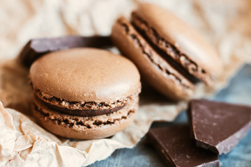 Macarons au chocolat et brisures de chocolat noir