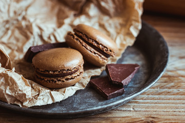 Macarons au chocolat et brisures de chocolat noir
