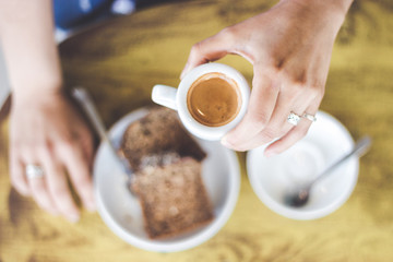 tomando taza de café 