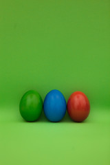 Ostereier vor grünem Hintergrund. Easter eggs on green background.