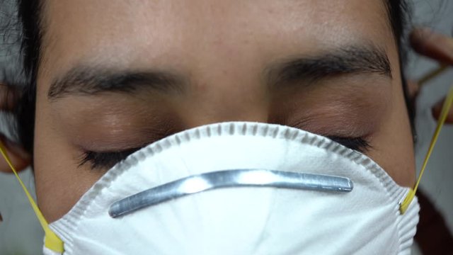 girl who puts on the mask for the coronavirus emergency that opens her eyes wide