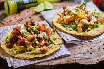Compartiendo tacos de carne al pastor