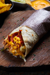 Burrito de carne al pastor con macarrones