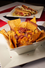 Totopos dorados con macarrones