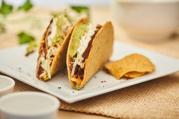 Tacos dorados crujientes al pastor