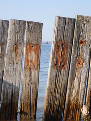 Zapora drewniana i mała łódka © Rafal