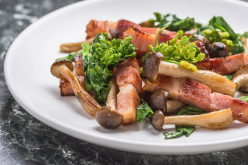 ベーコンと菜の花の炒め物