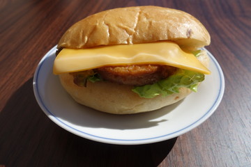 白い皿の上のハンバーガー