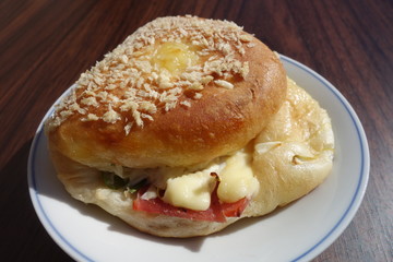 白い皿の上の総菜パン