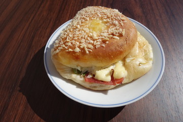 白い皿の上の総菜パン