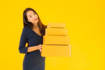 Portrait beautiful young asian woman with cardboard box