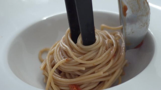 Impiattamento spaghetti integrali con pomodorini freschi e basilico - ricetta italiana