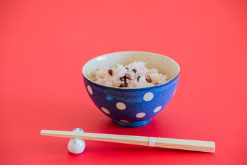 青い茶碗に盛られたお赤飯