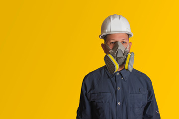 Hombre hispano con mascarilla y casco blanco de seguridad en fondo amarillo