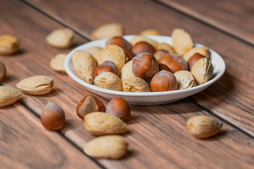 frutos secos mixtos de almendras y avellana en un bol sobre una madera