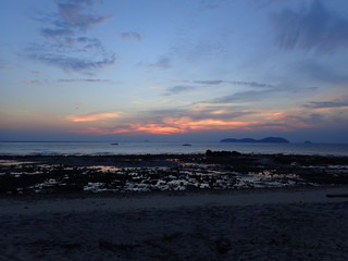 海辺のピンクオレンジ色の夕焼け