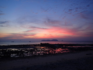 海辺のピンクオレンジ色の夕焼け