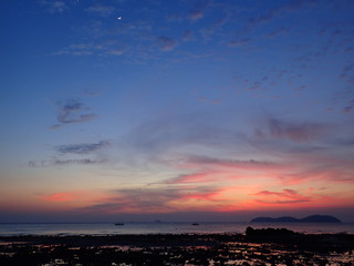 Fototapeta premium 海辺のピンクオレンジ色の夕焼け