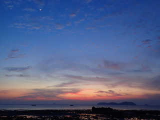 海辺のピンクオレンジ色の夕焼け