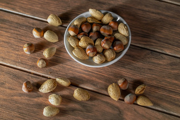 dieta saludable almendras con avellana surtido sobre una tabla de madera