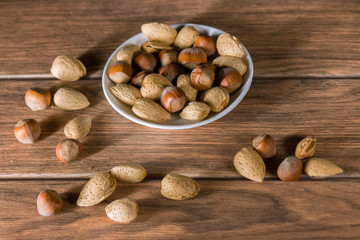 mix de almendras y avellana en un bol y una superficie de madera