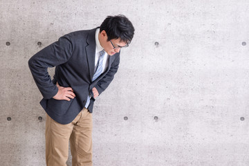 痛みを感じる男性
