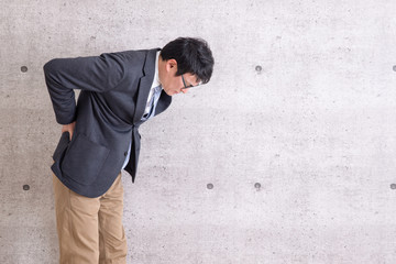 痛みを感じる男性
