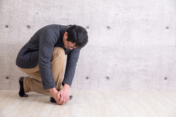 痛みを感じる男性
