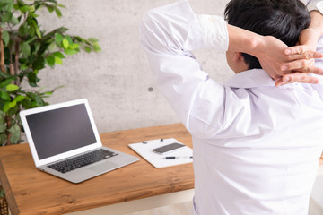 白衣を着た男性
