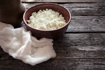 Obraz na płótnie Canvas A wholesome, homemade, rustic breakfast of milk and fresh cottage cheese.