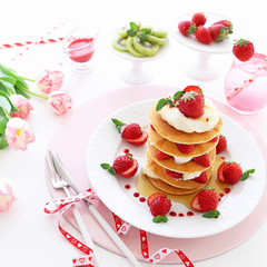 いちごパンケーキ　メープルシロップ
