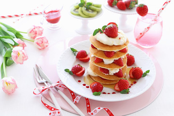 いちごパンケーキ　メープルシロップ