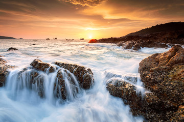Obraz premium Beautiful Seascape with sea and rock on sunset background.