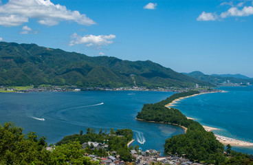 日本海の青い海と天橋立