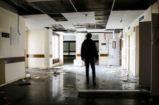 hospital clinique abandonn&eacute; d&eacute;saffect&eacute; cass&eacute; d&eacute;truit 