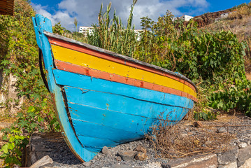 Verfallenes Boot an Land in Canico, Madeira