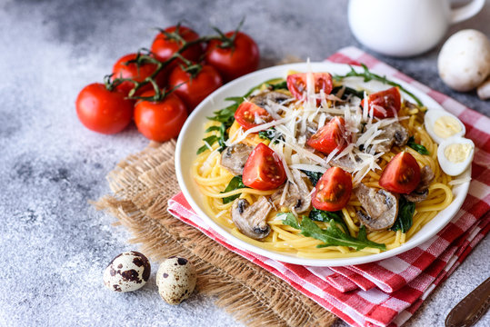 Spaghetti with mushrooms, cheese, spinach, rukkola and cherry tomatoes