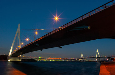 街灯が美しい巨大な橋