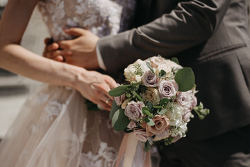 Obraz na płótnie Canvas pretty wedding bouquet in hands