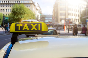 Taxi am Taxenstand in einer Großstadt