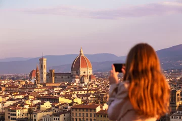 Fotobehang girl making a photo shoot of Florence with the smartphone © Sergii Mostovyi