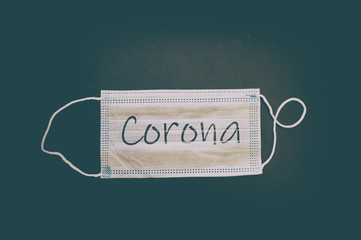 Eine Schutzmaske auf der Corona steht