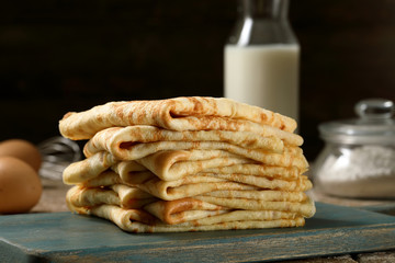 pancake o crepes  primi piatti o dessert su sfondo rustico